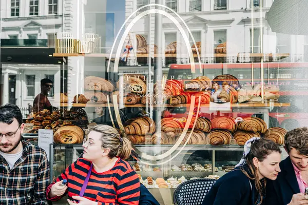 Pastane vitrininde insanlar dışarıda oturuyordu.