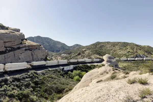 Konteynır treniyle kayalık arazinin geniş açı görüntüsü