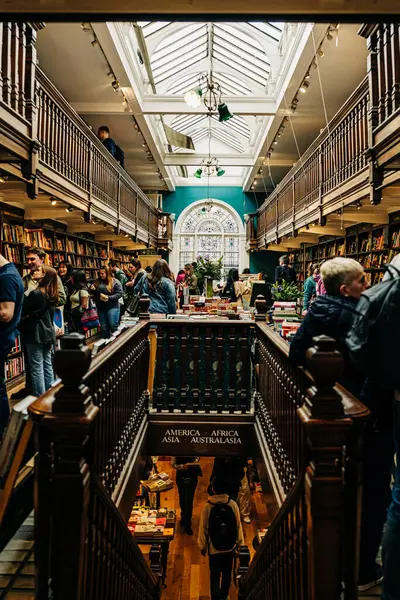 Ahşap iç ve tavan penceresi olan iki katlı kalabalık bir kitapçı.