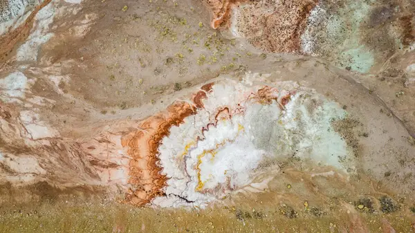 Kıvrımlı kırmızı, beyaz ve sarı mineral oluşumunun havadan görünüşü