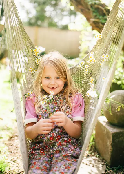 Hamakta gülümseyen genç kız