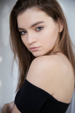 Beyaz arka planda genç bir kadının portresi