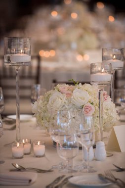 Çiçek süslemeli Şık Mum Işıklı Düğün Masası