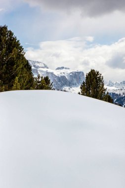 Dolomitlerin panoramik kış sahnesi