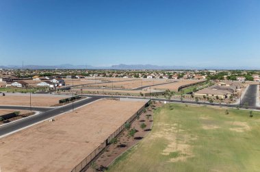 Banliyöde yeni bir mahalle inşa ediliyor.