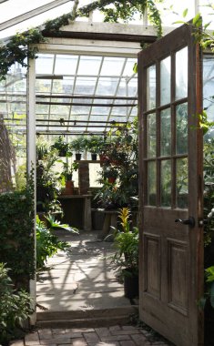 Bir seraya açılan kapı