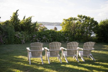 Adirondack Kıyı Newport Görünümüne Bakan Sandalyeler