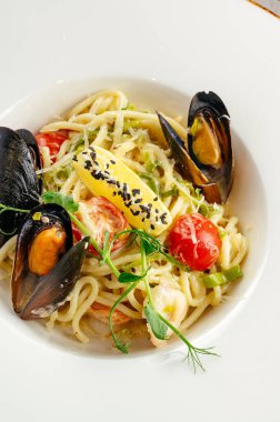 midye soslu makarna ve limonlu makro fotoğraf.
