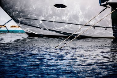 Villajoy limanındaki teknedeki deniz suyunun yansımaları.