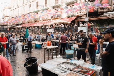 Catania, Sicilya, İtalya 'da yoğun balık pazarı
