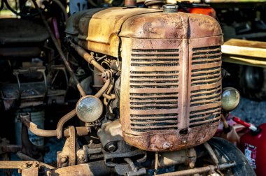 Eski bir traktörün ön ızgarası.