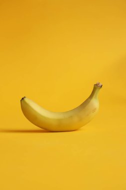 Sarı arkaplanda bir muz resmi.