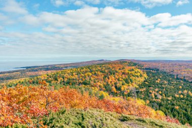 Yeşillik dağının üzerine düşsün. Copper Harbor, Michigan 'a doğru bakan keltoş.