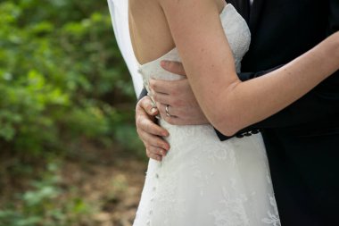 Gelin ve Damat Yakın Düğün Anında Kucaklaşır