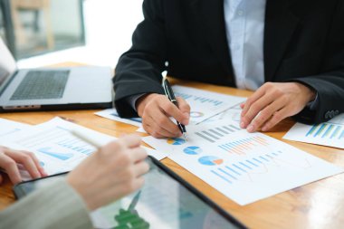 İki iş adamı mali strateji meslektaşlarını tartışıyor ve analiz ediyor.