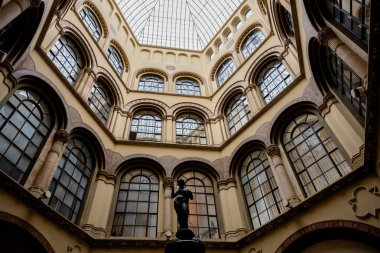 Avusturya, Viyana 'daki Ferstel Geçidi' nde kubbe ve çeşme manzarası