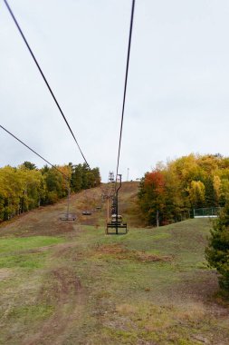Michigan, Mont Ripley Kayak Bölgesi 'nde siyah bir araç.