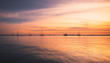 Deniz manzaralı günbatımı turuncu panorama