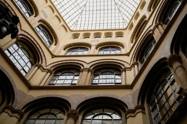 Avusturya, Viyana 'daki Ferstel Geçidi' nde kubbe ve çeşme manzarası