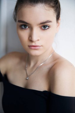 Üstteki genç bir kadının portresi.