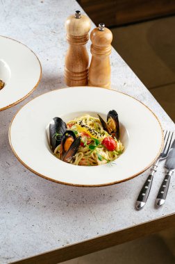 midye soslu makarna ve limon