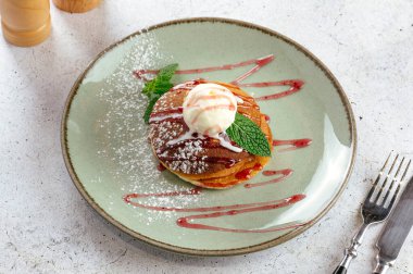 Dondurma ve böğürtlen soslu krep.