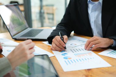 İki iş adamı mali strateji meslektaşlarını tartışıyor ve analiz ediyor.