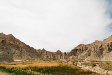 Çimen vadisinde çizgili kaya oluşumları, Çorak Topraklar Ulusal Parkı