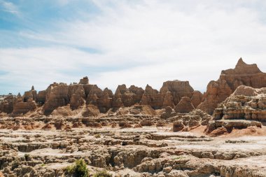 Pinnacles 'daki pürüzlü kaya oluşumları Çorak Topraklar Ulusal Parkı' na tepeden bakıyor.
