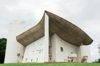 Modernist şapelin köşesinde Notre-Dame du Haut, Ronchamp