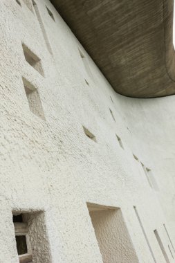 Le Corbusier 'in Notre Dame du Haut' unun pencerelerini kapat, Ronchmap