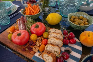 sağlıklı atıştırmalıklar: Akdeniz diyetinin bir masa elementleri.