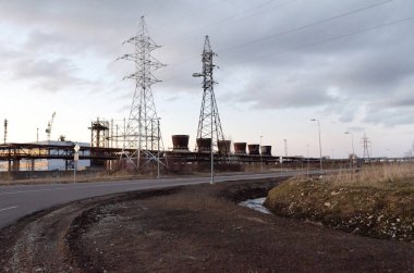 Estonya 'nın Kohtla-jarve kentindeki soğutma kulesine sahip endüstriyel fabrika  