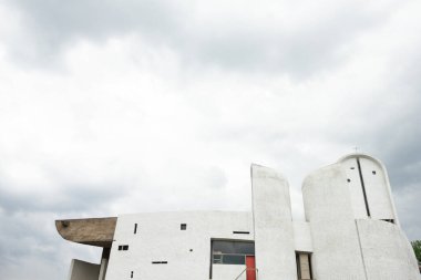 Upward view, Modernist şapel Notre-Dame du Haut, Ronchamp