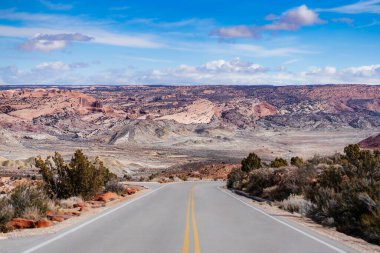 Arches Ulusal Parkı 'nda Redrock Kanyonu' yla Manzaralı Otoyol