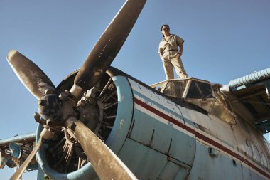 Güneşte klasik uçağın pilotu