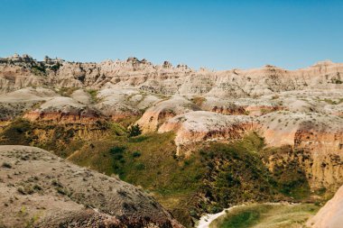 Renkli tepeler, sarı tepelerde katmanlı kayalar, Çorak Topraklar Ulusal Parkı