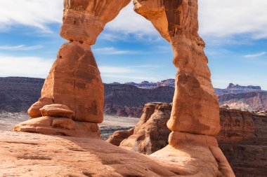 Narin Kemer Kulesi, Engebeli Utah Çölü 'nün üzerinde, Altın Işık' ta.