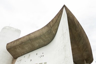 Notre Dame du Haut, Ronchamp 'ta çarpıcı bir çatı açısı.