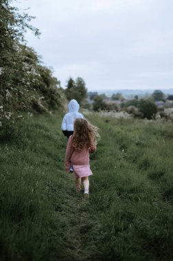 İki çocuk patikaya çıkıyor..