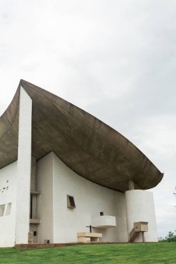Köşedeki manzara, modernist şapel Notre Dame du Haut, Ronchamp