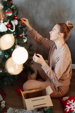 Konforlu Noel 'de Noel Ağacı Dekorasyonu Yapan Kadın