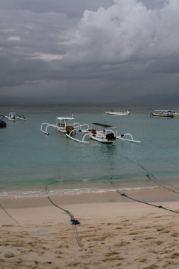Sessiz sahilde demirlemiş tekneler.