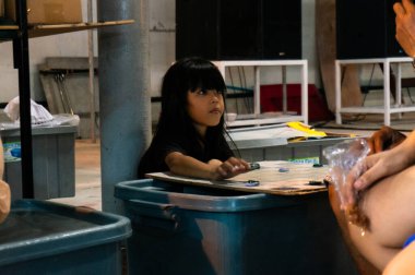 Genç kız gece evde masa oyunu oynuyor.