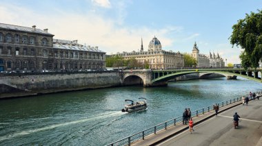 Paris 'te Pont au change yakınlarında Seine nehri boyunca seyahat eden bir tekne.