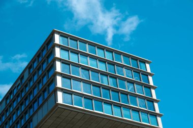 Cam pencereli modern bina