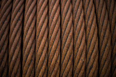 Demir halat, balıkçı teknesinin kuru rıhtımında sarmalanmış.