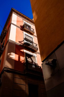 Alicante 'nin eski mahallesinde büyük bir ev.