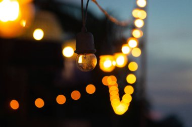 Rüya gibi alacakaranlıkta parlayan sicim ışıkları