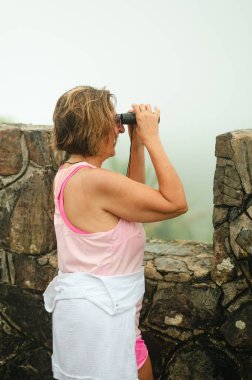El Yunque, Porto Riko 'daki kulede dürbünlü kadın.